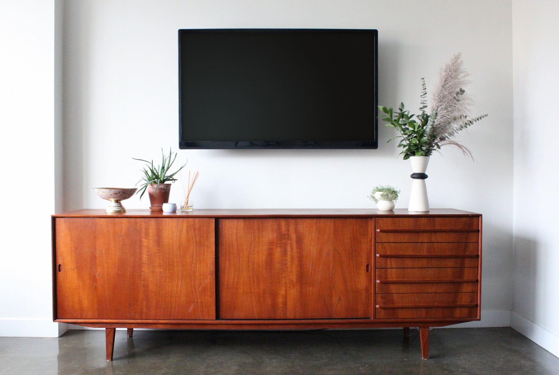 Wall mounted TV in Mid Century Modern Furnished Apartment
